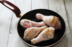 название картинки Курица с морковью и луком тушеная