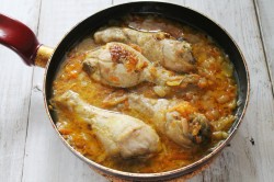 название картинки Курица с морковью и луком тушеная