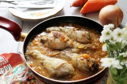 название картинки Курица с морковью и луком тушеная