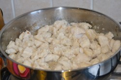 название картинки Курица с шампиньонами в сливочном соусе