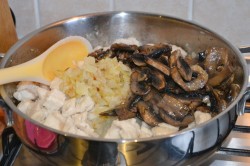 название картинки Курица с шампиньонами в сливочном соусе