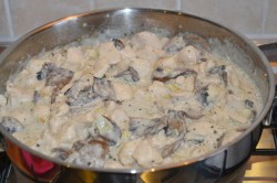 название картинки Курица с шампиньонами в сливочном соусе