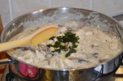 название картинки Курица с шампиньонами в сливочном соусе