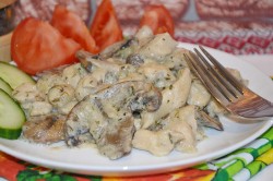 название картинки Курица с шампиньонами в сливочном соусе