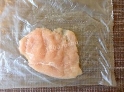 Курица с сыром в слоеном тесте - шаг 2