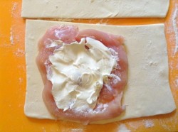 Курица с сыром в слоеном тесте - шаг 5