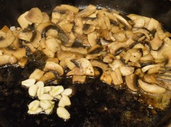 Куриные ножки в сливках с шампиньонами в духовке