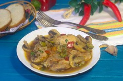 Курица тушеная с грибами и овощами