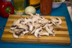 Курица тушеная с грибами и овощами