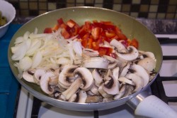 Курица тушеная с грибами и овощами