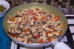 Курица тушеная с грибами и овощами