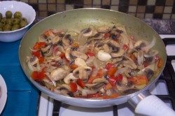 Курица тушеная с грибами и овощами