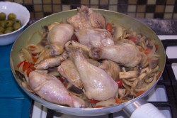 Курица тушеная с грибами и овощами