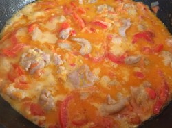 название картинки Курица тушеная с овощами в сметане