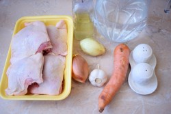 Курица тушеная в кастрюле