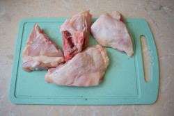 Курица тушеная в кастрюле