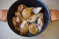 Курица тушеная в кастрюле