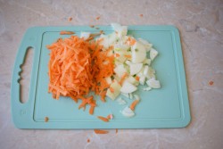 Курица тушеная в кастрюле