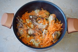 Курица тушеная в кастрюле