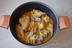 Курица тушеная в кастрюле