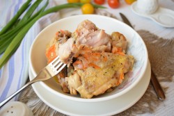 Курица тушеная в кастрюле