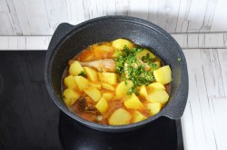 Курица в казане на плите