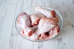 Курица в казане на плите