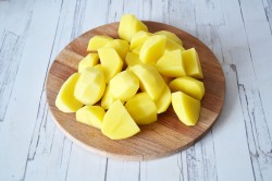 Курица в казане на плите