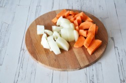 Курица в казане на плите