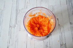 Курица в казане на плите