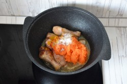 Курица в казане на плите