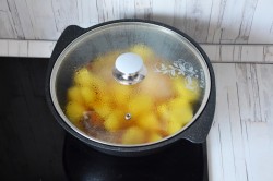 Курица в казане на плите