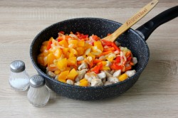 Курица с персиками в кисло-сладком соусе