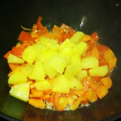 Курица с ананасами в кисло-сладком соусе