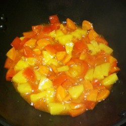 Курица с ананасами в кисло-сладком соусе