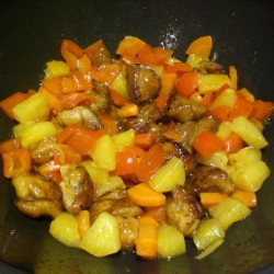 Курица с ананасами в кисло-сладком соусе