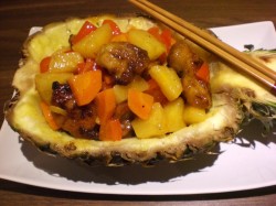 Курица с ананасами в кисло-сладком соусе