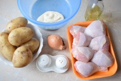 Курица в майонезе с луком и картошкой в духовке