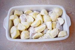 Курица в майонезе с луком и картошкой в духовке