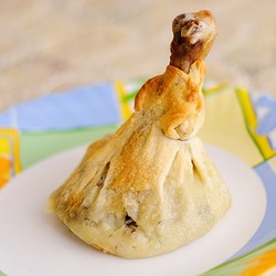 Курица в мешочке из слоеного теста