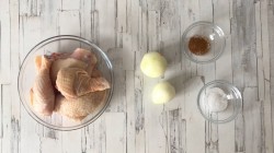 Курица в сметане с чесноком в духовке - шаг 1