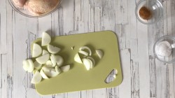 Курица в сметане с чесноком в духовке - шаг 2