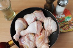 название картинки Курица в сметанном соусе на сковороде