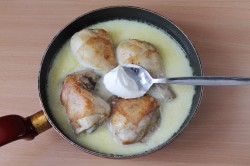 название картинки Курица в сметанном соусе на сковороде
