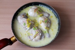 название картинки Курица в сметанном соусе на сковороде