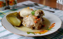 название картинки Курица в сметанном соусе на сковороде