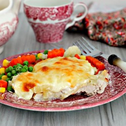 Курица с ананасами и сыром в духовке запеченная