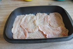 название картинки Курица с ананасами и сыром в духовке запеченная