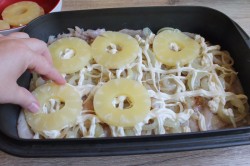 название картинки Курица с ананасами и сыром в духовке запеченная