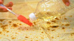 Курица запеченная с томатами и твердым сыром в лаваше